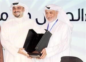 مدير عام عيادة الميدان بشار اسد يتسلم الجائزة
﻿