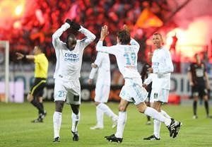 لاعبو مرسيليا فرحين بلقب الدوري الفرنسي بعد غياب منذ عام 1992 اپ
