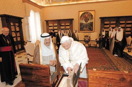 البابا بنديكتوس السادس عشر يتصفح مصحفا تاريخيا نادرا اهداه اليه صاحب السمو الامير الشيخ صباح الاحمد