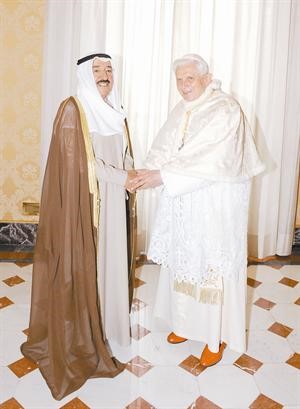 صاحب السمو الامير الشيخ صباح الاحمد مصافحا بابا الفاتيكان البابا بنديكتوس السادس عشر