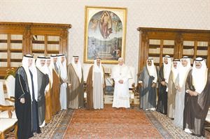 صاحب السمو الامير خلال لقائه بابا الفاتيكان بحضور الوفد الرسمي المرافق لسموه