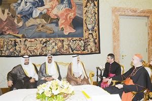صاحب السمو الامير خلال لقائه وزير دولة الفاتيكان بحضور الشيخ مشعل الاحمد والشيخ احمد الفهد