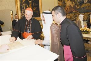وزير دولة الفاتيكان يطلع صاحب السمو على احدى المخطوطات