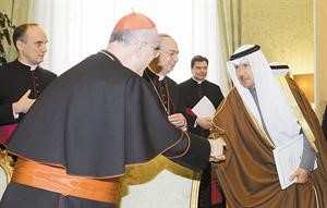 احمد فهد الفهد مصافحا وزير دولة الفاتيكان