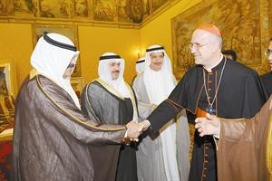 خالد الجارالله مصافحا الكاردينال تاركسيو برتوني ويبدو الشيخ خالد العبدالله وديوسف الابراهيم