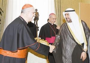 الشيخ احمد الفهد مصافحا الكاردينال تاركسيو برتوني