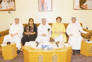 صالح الملا وداسيل العوضي وفاطمة حيات وعلي البغلي يتوسطهم دعامر التميمي خلال الندوةاسامة البطراوي