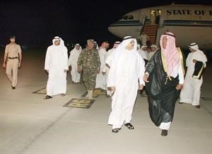 الفريق الخالد لدى وصوله مطار الكويت وكان في استقباله الفريق احمد الرجيب
