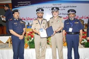 اللواء دفهد الدوسري يكرم احد المشاركين باوراق عمل﻿
