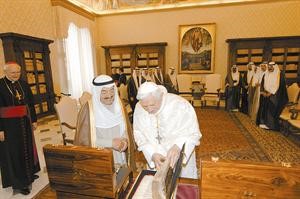 البابا بنديكتوس السادس عشر يتصفح مصحفا تاريخيا نادرا اهداه اليه صاحب السمو الامير الشيخ صباح الاحمد﻿
