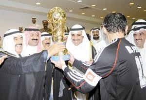 سمو رئيس مجلس الوزراء الشيخ ناصر المحمد ورئيس اللجنة الانتقالية لاتحاد الكرة الشيخ احمد اليوسف يسلمان رئيس نادي الكويت عبدالعزيز المرزوق ورئيس جهاز الكرة مرزوق الغانم وقائد العميد خالد الفضلي كاس ولي العهد