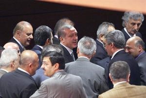  واردوغان محاطا بنواب حزبه بعد مرور التعديلاتاپ