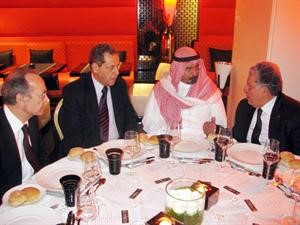 الشيخ دمحمد الصباح والوزير محمد اليازغي مع بعض الحضور خلال حفل العشاء
