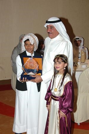 اللواء جاسم المنصوري يتسلم درعا تذكارية نظير جهوده في الاطفاء
