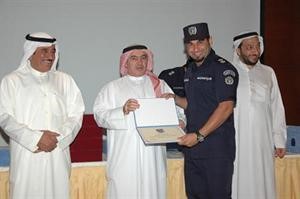 العميد امين عابدين مكرما احد الضباط ويبدو اللواء المنصوري