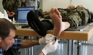 اختبار الجوارب لراحة أقدام جنود سويسرا!
