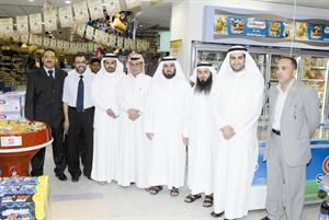 عبدالرحمن العتيبي خلال جولة مع بعض المشاركين داخل تعاونية صباح السالم
