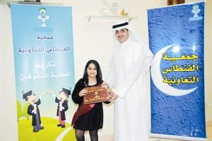 تكريم احدى الطالبات المتفوقات