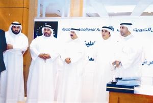  عماد تيفوني وعبدالرحمن النصار يتوسطان مجموعة بعض المكرمين