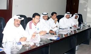 عدد من ممثلي الاندية خلال اجتماعهم مع لجنة المسابقات