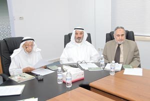 يوسف الحجي واحمد سعد الجاسر وابراهيم حسب الله خلال المؤتمر الصحافي