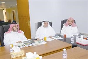 عبدالله العقيل وفريد العوضي ويوسف عبدالرحمن يتابعون حديث العم يوسف الحجي﻿