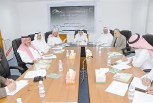 العم يوسف الحجي وقيادات الهيئة الخيرية خلال المؤتمر الصحافي﻿
