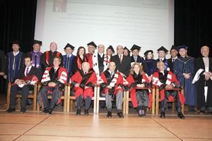لاول مرة في تاريخها منحت الجامعة الوطنية الدكتوراه الفخرية بعد ان كانت تقتصر على الرؤساء والملوك، وذلك لـ 6 لبنانيين دفعة واحدة وهم الوزراء السابقون فؤاد بطرس وغسان تويني وليلى الصلح حمادة ونقيب الصحافة اللبنانية محمد البعلبكي وحاكم مصرف لبنان درياض سلامة وناشر السفير طلال سلمان
محمود الطويل