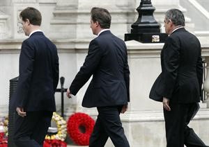 رئيس الوزراء البريطاني براون وغريمه المحافظ كاميرون وزعيم الديموقراطيين كليغ لدى مغادرتهم احتفالات يوم نصر اوروبا امس رويترز﻿