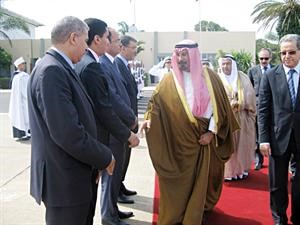 الشيخ دمحمد الصباح يصافح مودعيه في المطار
