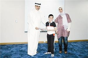 ماحمد المنفوحي مكرما احد الفائزين﻿