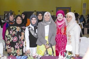 منى الصلال تتوسط اعضاء اللجنة الاعلامية﻿