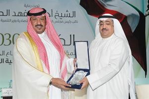 توفيق الجراح مقدما درعا تكريمية للشيخ طلال الخالد للرعاية الرئيسية لمؤسسة البترول الكويتية للمؤتمر
