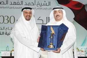  ومقدما درعا تكريمية لراعي المؤتمر الشيخ احمد الفهد ويتسلمها نيابة عنه عيسى خدادة
محمد ماهر
