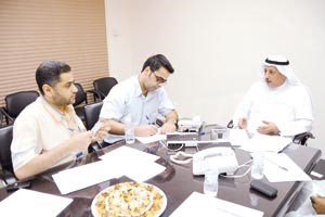 الهاجري متحدثا للزميلين فواز كرامي وشريف حمدي﻿