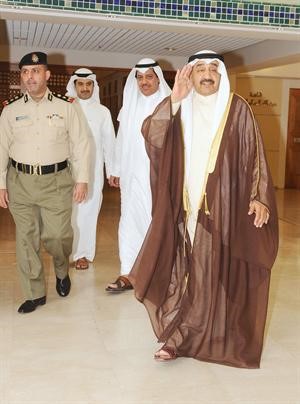 الرئيس جاسم الخرافي محييا الصحافيين يرافقه مبارك الخرينج والعميد بسام الرفاعي ووليد العبد الرزاق