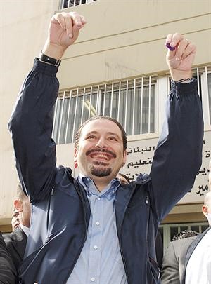رئيس الحكومة سعد الحريري رافعا شعار زي ما هيي بعد ادلائه بصوته في بيروت