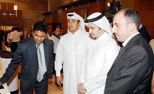 الشيخ حمد الخالد وجولة داخل المعرض﻿