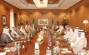 صاحب السمو الامير الشيخ صباح الاحمد مترئسا جلسة مجلس الوزراء الاستثنائية

