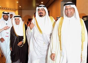 الشيخ احمد العبدالله مع عبدالله العطية وعلي النعيمي خلال المؤتمر
﻿