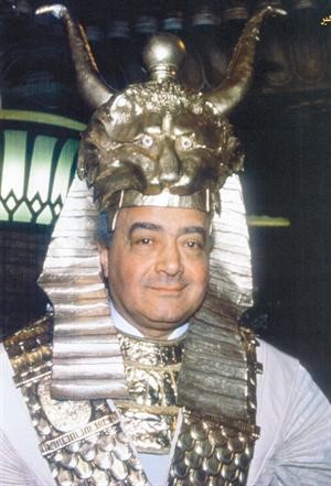 فرعون يتخلى عن هرمه