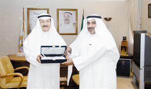 ومكرما مدير الانشطة التربوية ناجي الزامل
