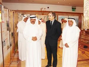 السفير الفرنسي خلال جولة في المعرض
