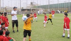 مصطفى مراد خلال تدريب فريق اكاديمية النجاة الرياضية