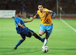 لاعب الاسماعيلي احمد سمير فرج يمر من لاعب الهلال السوداني خالد احمد افپ
