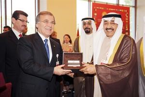 الرئيس الخرافي يتلقى هدية تذكارية من رئيس البرلمان التركي﻿