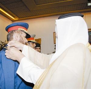 الشيخ جابر المبارك يقلد احد الضباط رتبته الجديدة