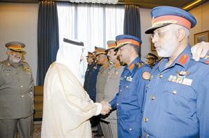 الشيخ جابر المبارك مصافحا احد الضباط