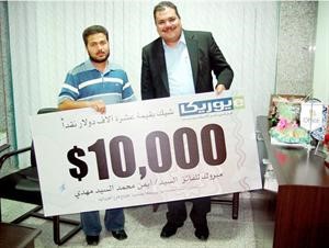 الفائز يتسلم الجائزة من احمد منير﻿