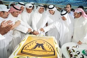 الشيخ طلال الفهد وفواز الحساوي وفتحي كميل يقطعون الكيكة